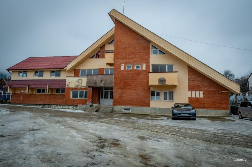 Casă individuală cu 20 camere cu Canalizare în Moinești