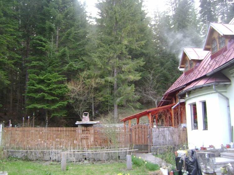 Casă individuală cu 12 camere cu Canalizare în 1 Mai