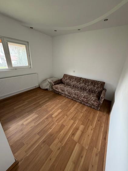 Casă cu 8 camere cu Teren 500 Mp în Exterior Sud