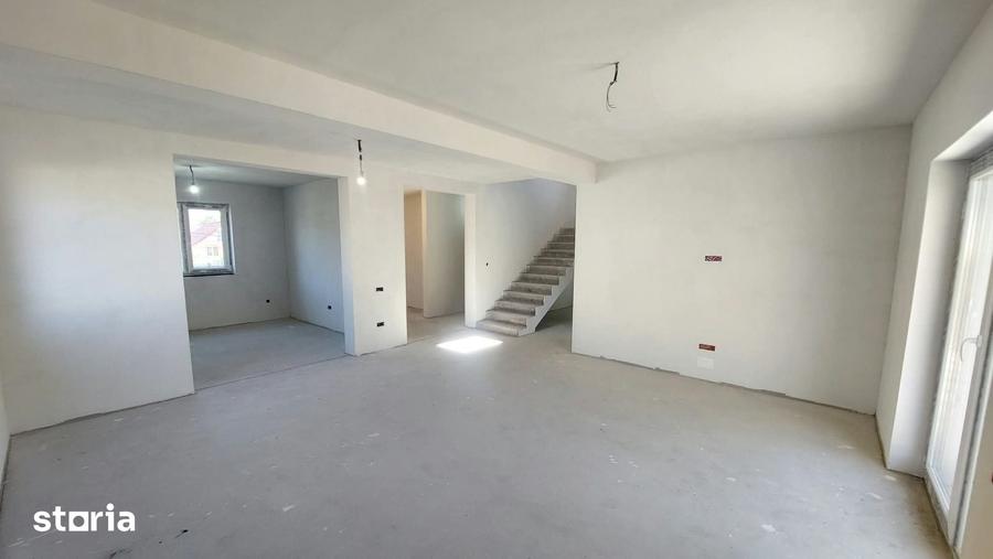 Casă cu 5 camere cu Teren 1000 Mp în Baciu