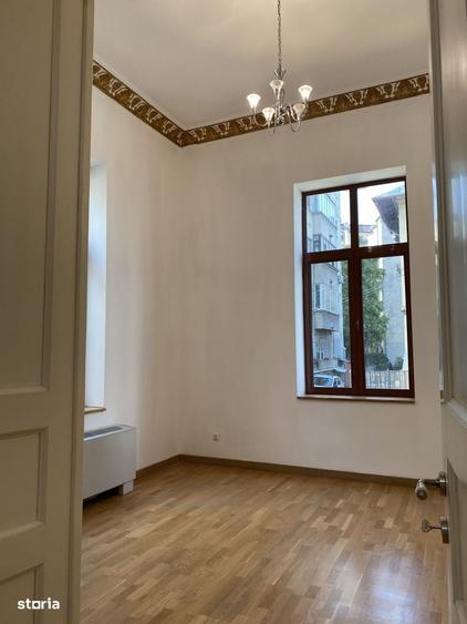 Spațiu comercial, de 530 mp, în Universitate