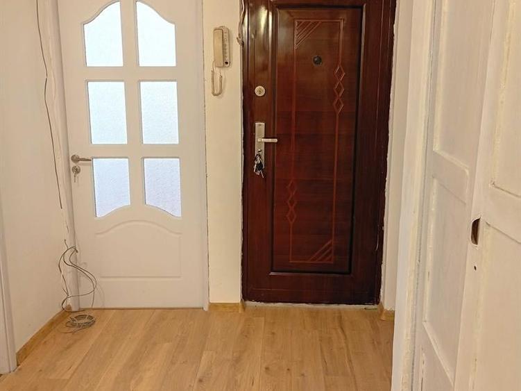 Apartament cu 2 camere decomandat în Craiovița Nouă