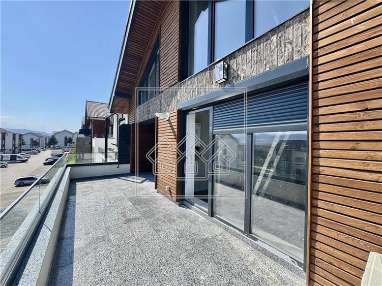 Penthouse cu 3 camere semidecomandat în Exterior Vest