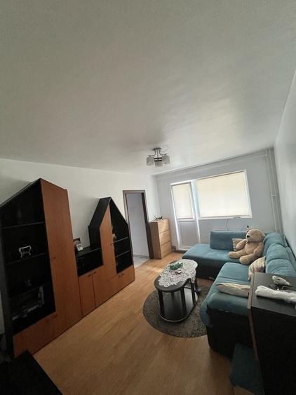 Apartament cu 3 camere semidecomandat în Satu Nou