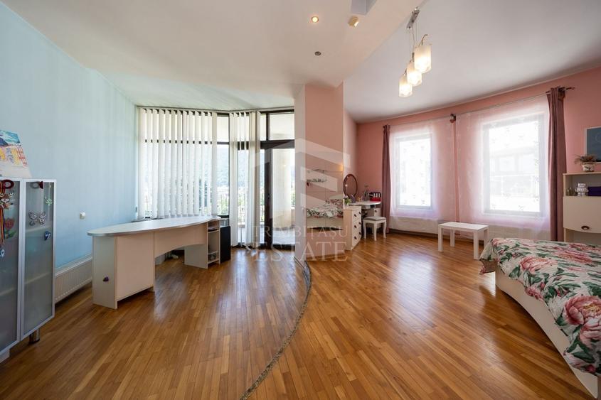 Casă individuală cu 8 camere cu Canalizare în Central