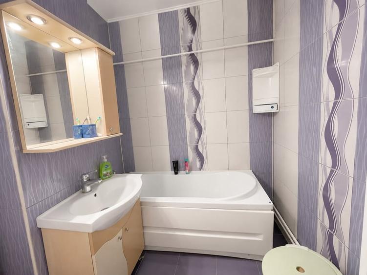 Apartament cu 3 camere decomandat în Trocadero
