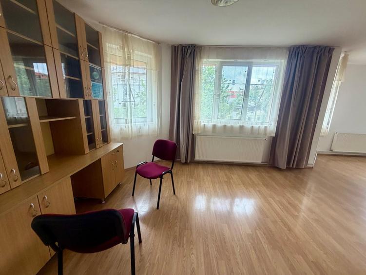 Casă individuală cu 8 camere cu Teren 484 Mp în Cetate
