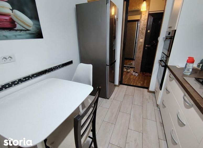 Apartament cu 3 camere semidecomandat în Podu Roș