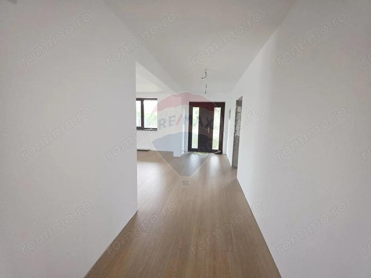 Casă cu 5 camere cu Teren 6110 Mp în Girov