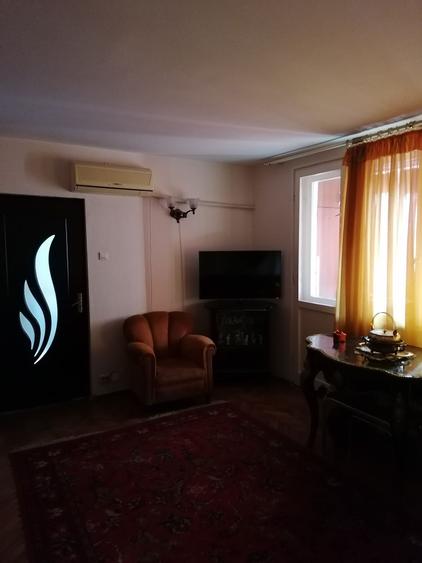 Apartament cu 3 camere semidecomandat în Obor