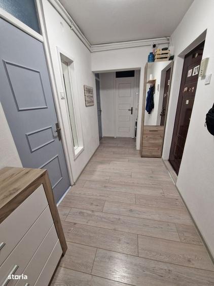Apartament cu 3 camere semidecomandat în Turnișor