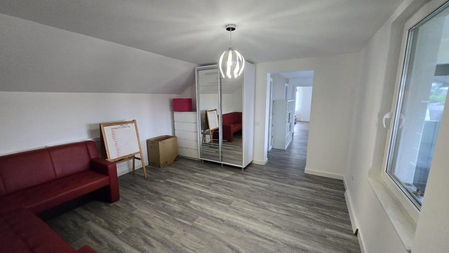 Casă individuală cu 7 camere cu Canalizare în Dâmbul Rotund