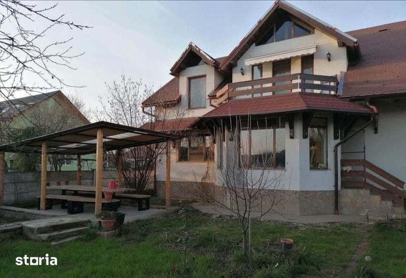Casă cu 6 camere cu Teren 1000 Mp în Central
