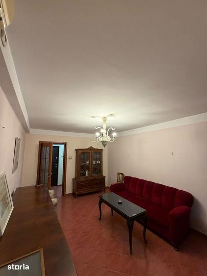 Apartament cu 3 camere decomandat în Tei