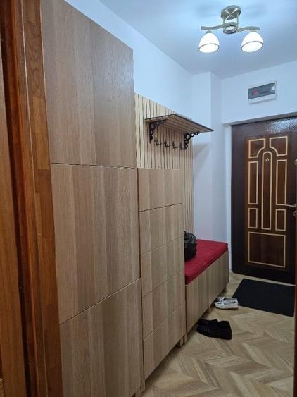 Apartament cu 3 camere semidecomandat în 1 Mai