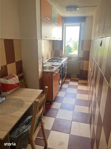 Apartament cu 3 camere semidecomandat în Tei