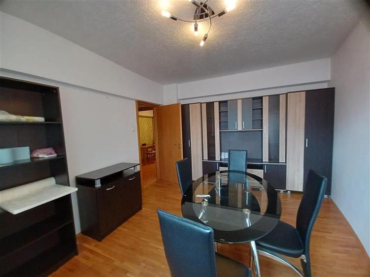 Apartament cu 3 camere decomandat, mobilat în Calea Victoriei
