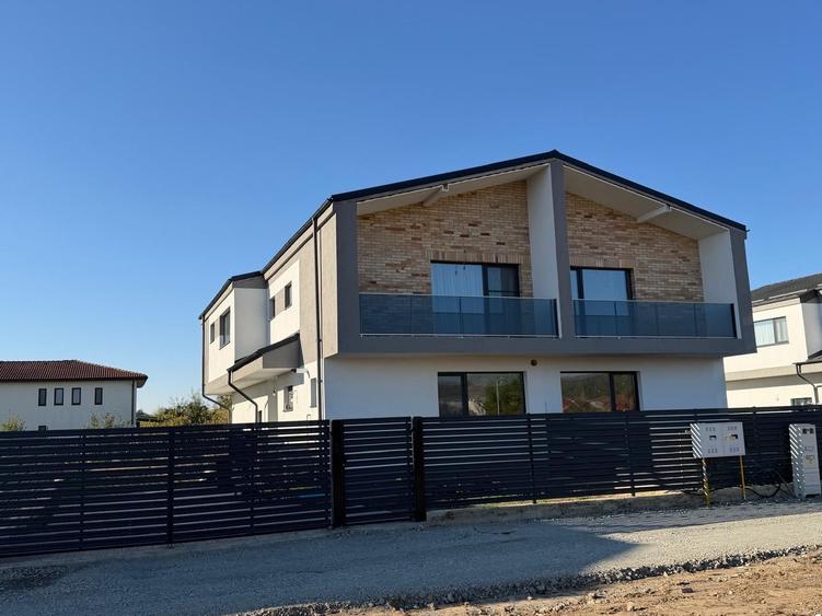 Casă cu 4 camere în Exterior Vest