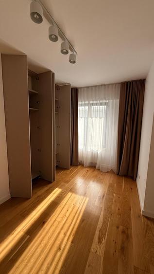 Apartament cu 3 camere semidecomandat, mobilat în Pipera