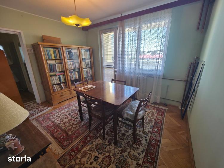 Apartament cu 3 camere semidecomandat în Central