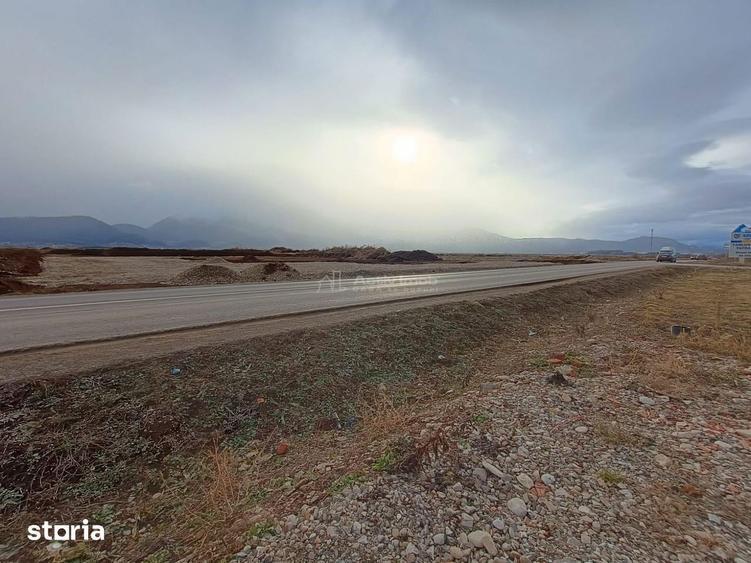 Teren de 9000 mp, în Est