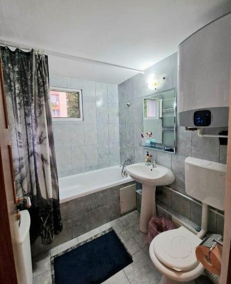 Apartament cu 3 camere semidecomandat în Lacul Tei