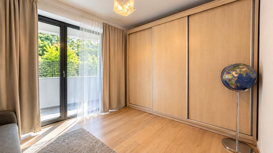 Apartament cu 3 camere decomandat, mobilat în Băneasa