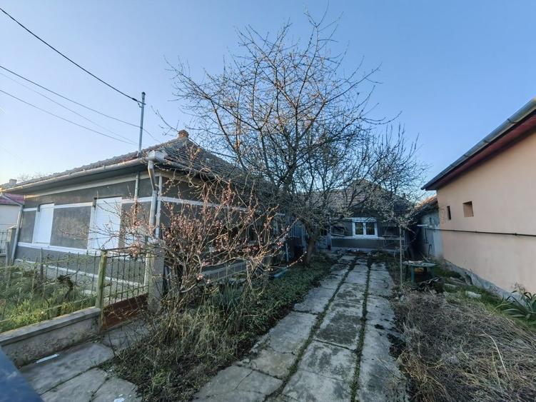 Casă cu 4 camere în Ineu