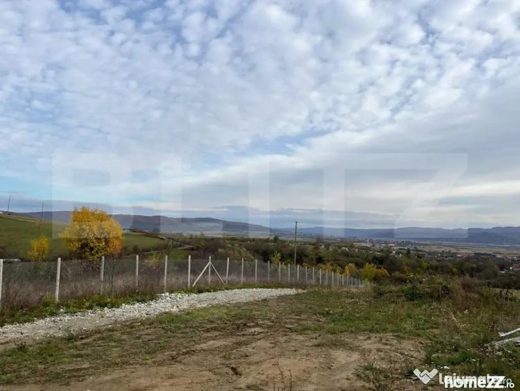 Casă cu 4 camere cu Teren 3000 Mp în Uriu