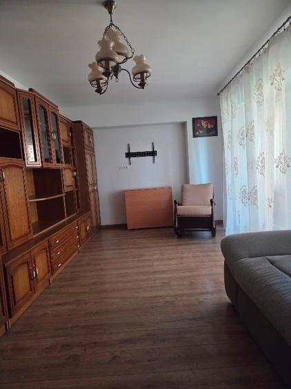 Apartament cu 3 camere decomandat, mobilat în Nicolina