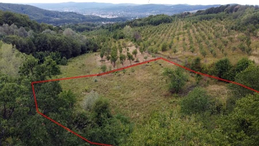 Teren de 5750 mp, în Central
