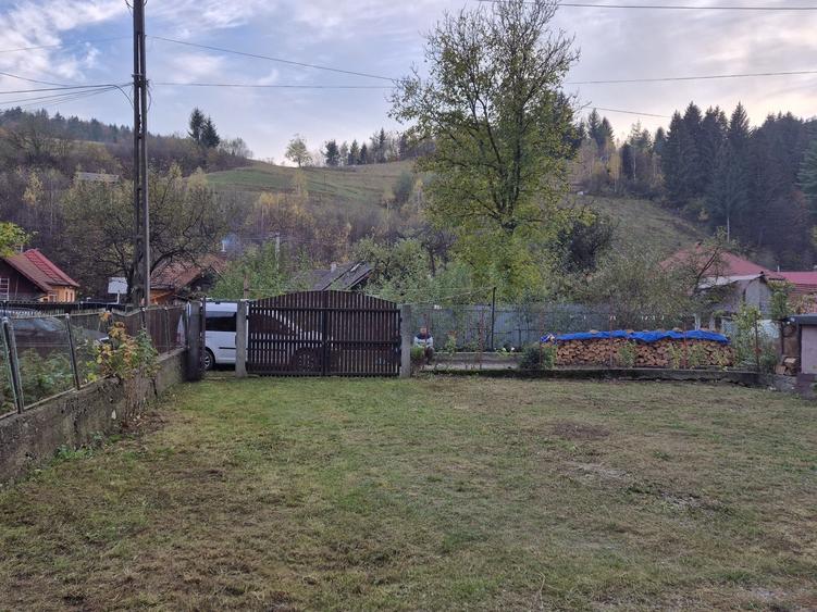 Casă cu 4 camere în Poiana Mărului