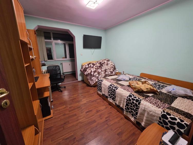 Apartament cu 3 camere semidecomandat, mobilat în Titan