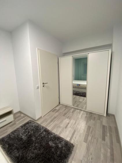 Apartament cu 3 camere decomandat în Tractorul