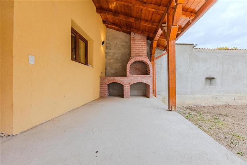 Casă individuală cu 12 camere cu Canalizare în Exterior Est
