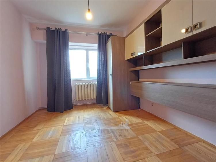 Apartament cu 4 camere decomandat în Nicolina