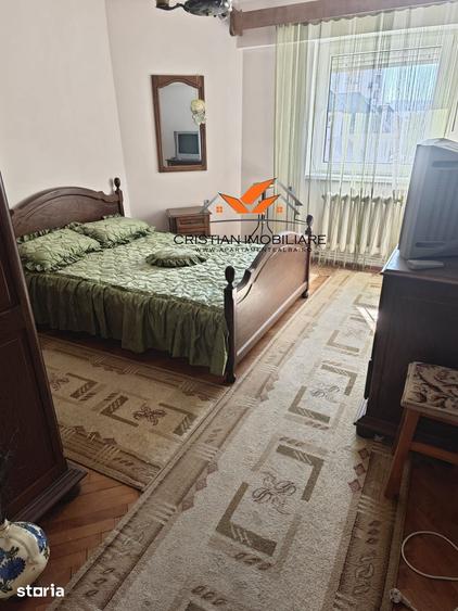 Apartament cu 3 camere decomandat în Cetate