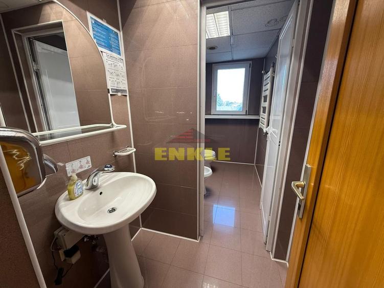 Birou, de 1,080 mp, în Est