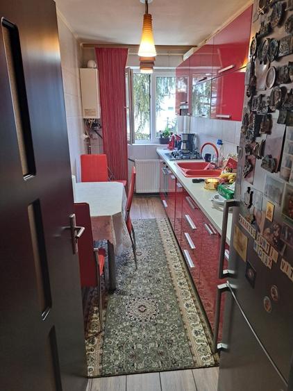 Apartament cu 4 camere semidecomandat în Drumul Carului