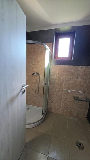Casă cu 6 camere cu Garaj în DN 1