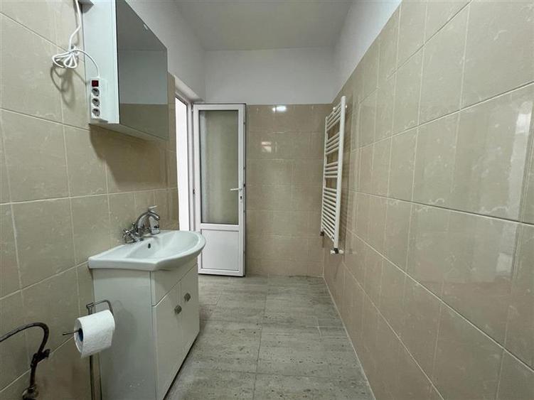 Apartament cu 3 camere semidecomandat în Romană