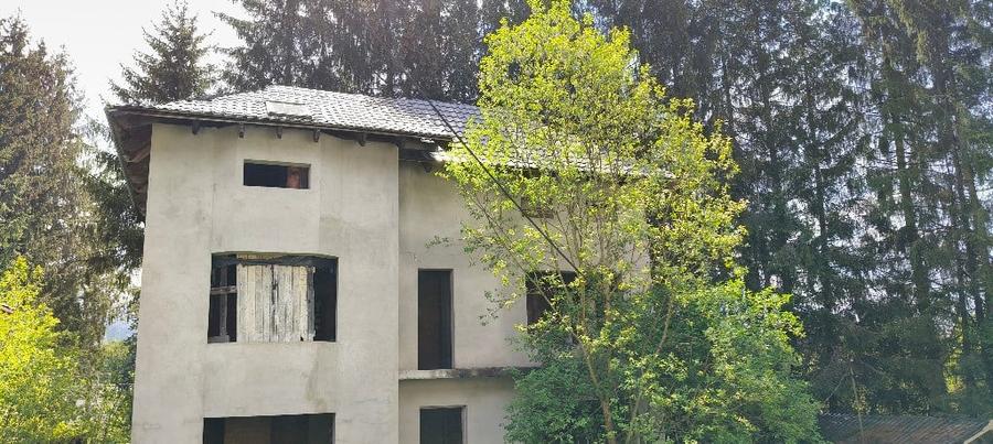 Teren si casa la rosu de vanzare in Busteni - 4