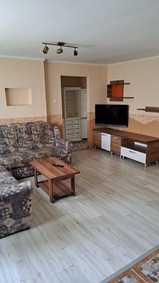 Apartament cu 3 camere semidecomandat în Gojdu