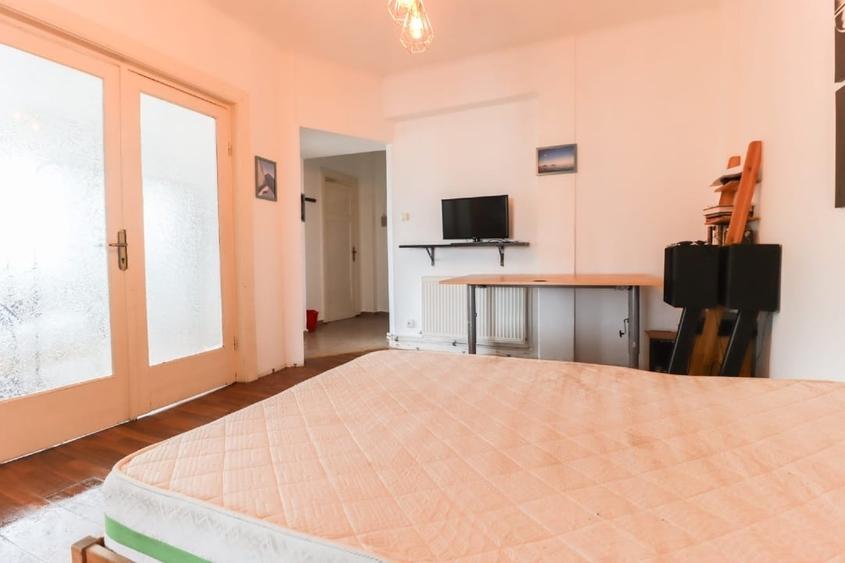 Apartament cu 3 camere semidecomandat, mobilat în P-ța Muncii
