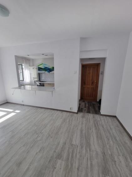 Apartament cu 3 camere semidecomandat, mobilat în Azuga
