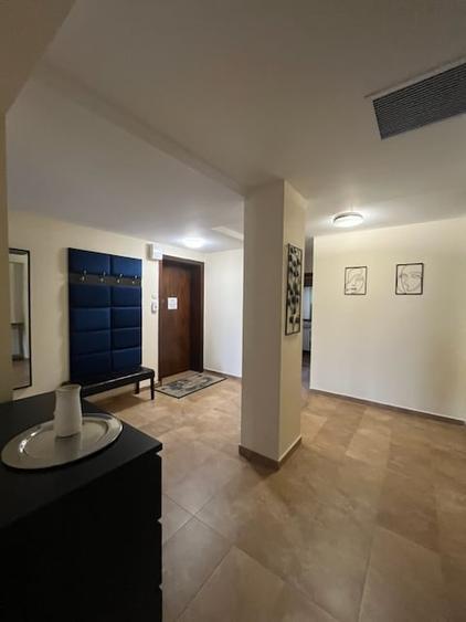 Apartament cu 5 camere semidecomandat în Unirii