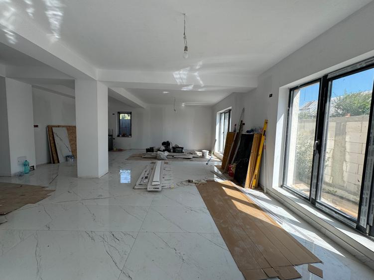 Casă individuală cu 4 camere cu Canalizare în Pipera