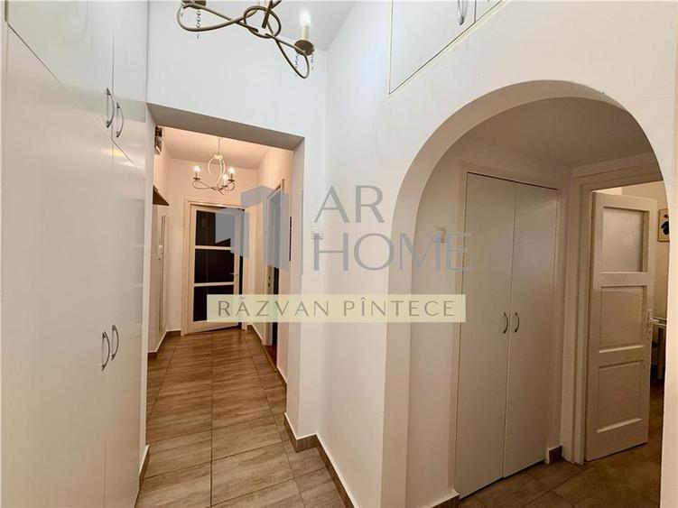Apartament cu 3 camere decomandat, mobilat în Sud