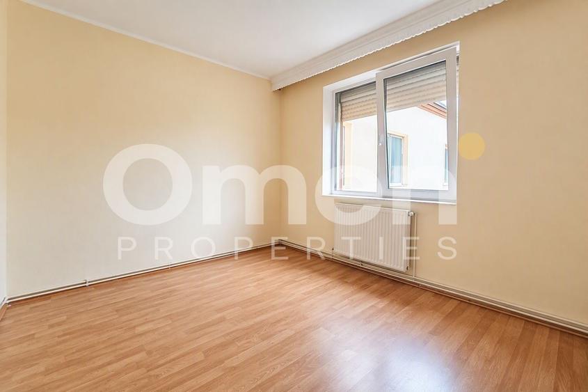 Apartament cu 3 camere semidecomandat în Decebal