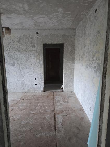 Apartament cu 3 camere semidecomandat în Micro 40
